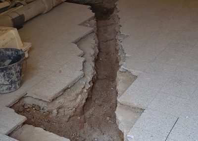 Détail de la finition d'un raccordement eaux noires par JC Rénovation sous une dalle