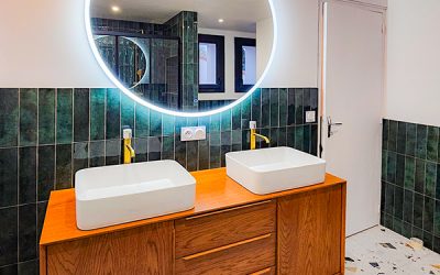 Pose de la faïence dans un espace douche
