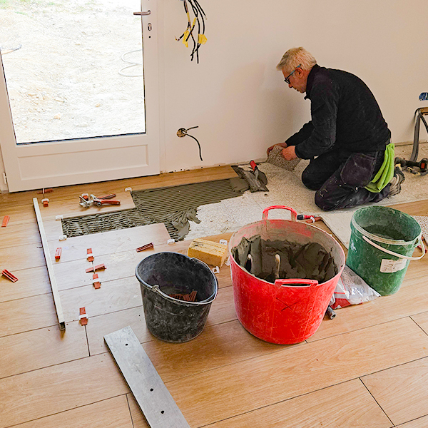 Pose d’un carrelage effet parquet